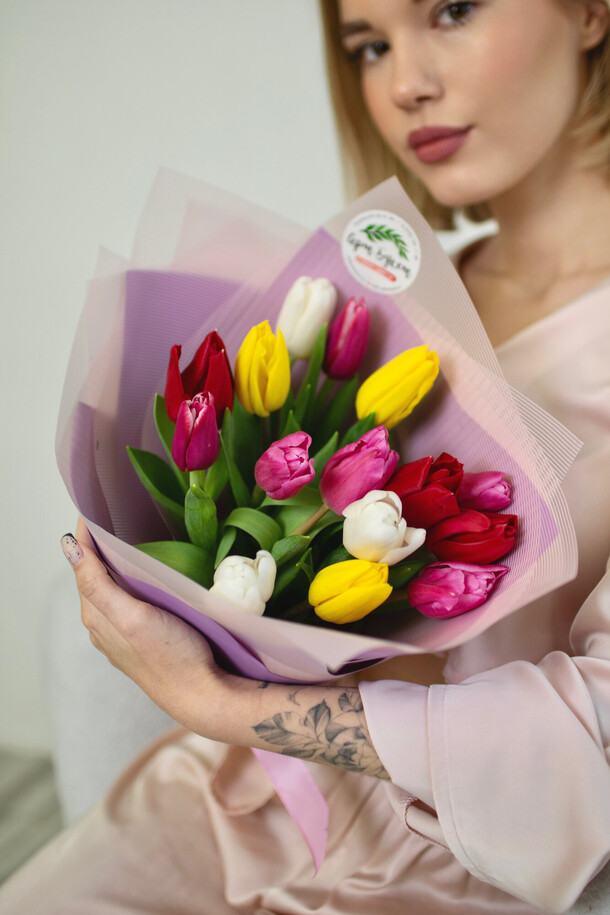 15 весенних тюльпанов микс, артикул F1147948 - 3290 рублей, доставка по городу. Flawery - доставка цветов