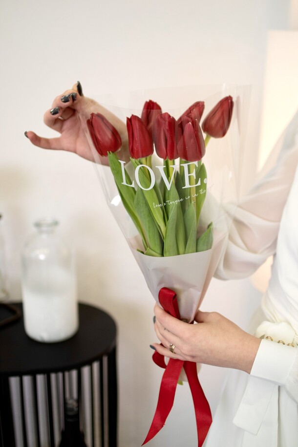 7 тюльпанов в упаковке, артикул F1166823 - 1500 рублей, доставка по городу. Flawery - доставка цветов