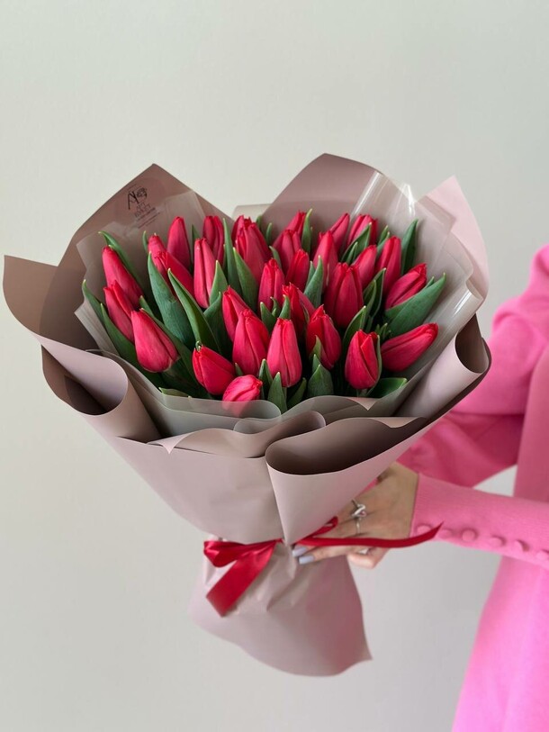 31 красный тюльпан "fire", артикул F1175805 - 6490 рублей, доставка по городу. Flawery - доставка цветов