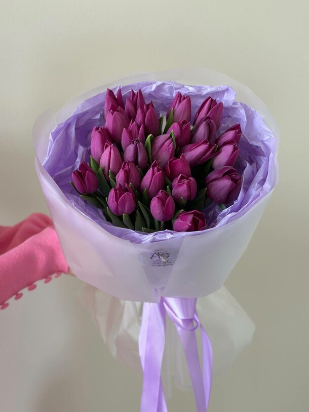 25 фиолетовых тюльпанов, артикул F1175806 - 5450 рублей, доставка по городу. Flawery - доставка цветов