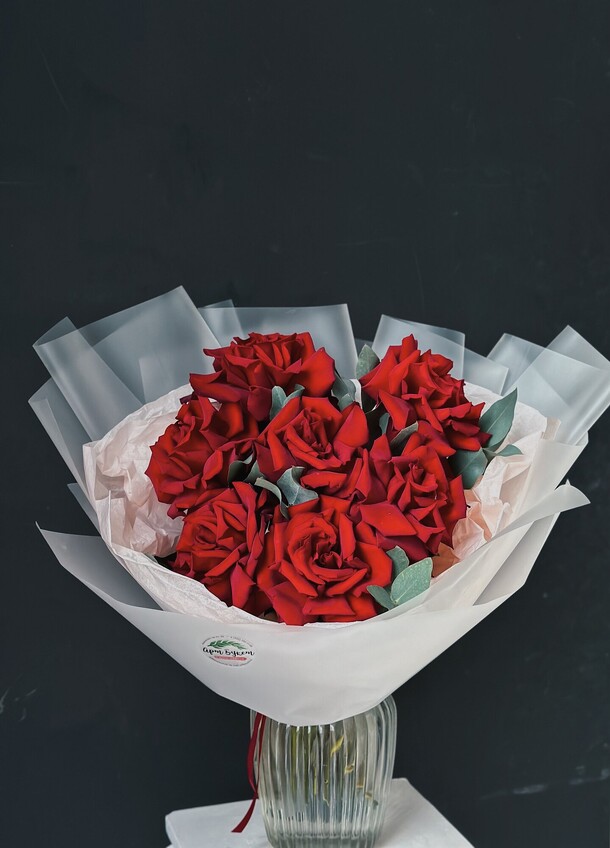 7 французских роз с эвкалиптом, артикул F1345868 - 4650 рублей, доставка по городу. Flawery - доставка цветов