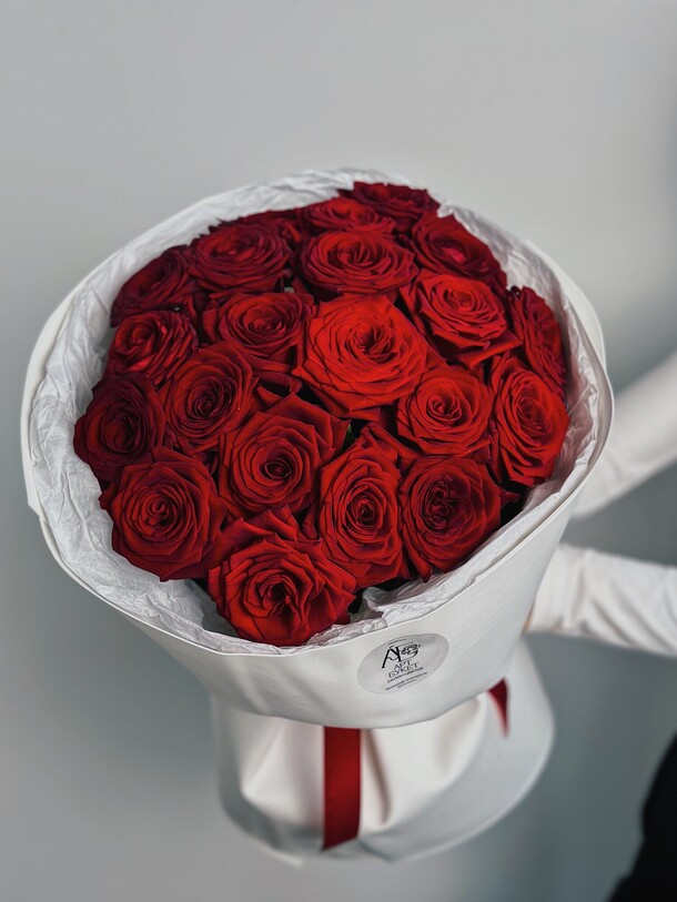 21 красная роза 50 см, артикул F1378385 - 7350 рублей, доставка по городу. Flawery - доставка цветов