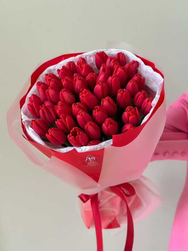 51 красный тюльпан, артикул F1389002 - 10690 рублей, доставка по городу. Flawery - доставка цветов