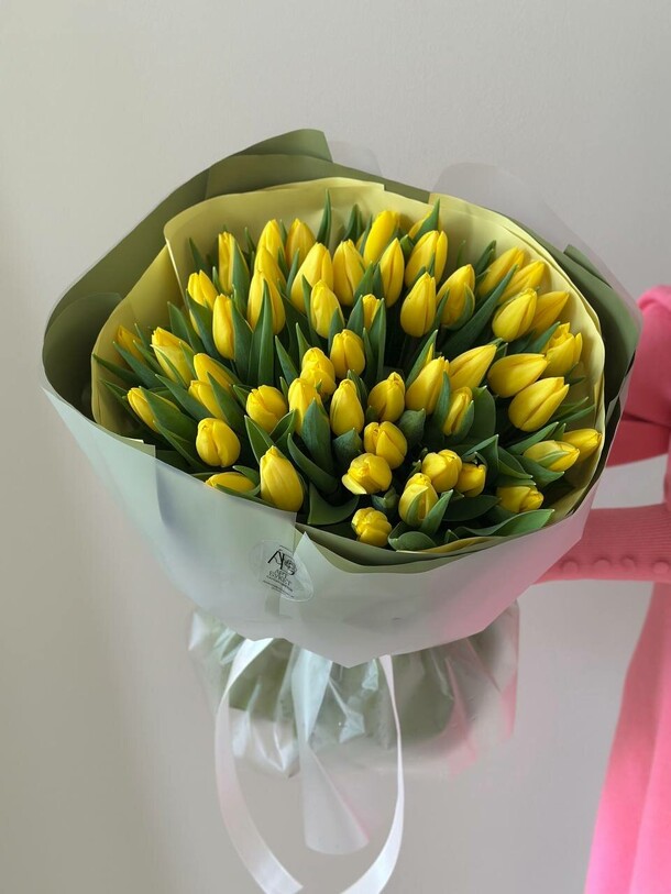 51 желтый тюльпан, артикул F1389003 - 8500 рублей, доставка по городу. Flawery - доставка цветов