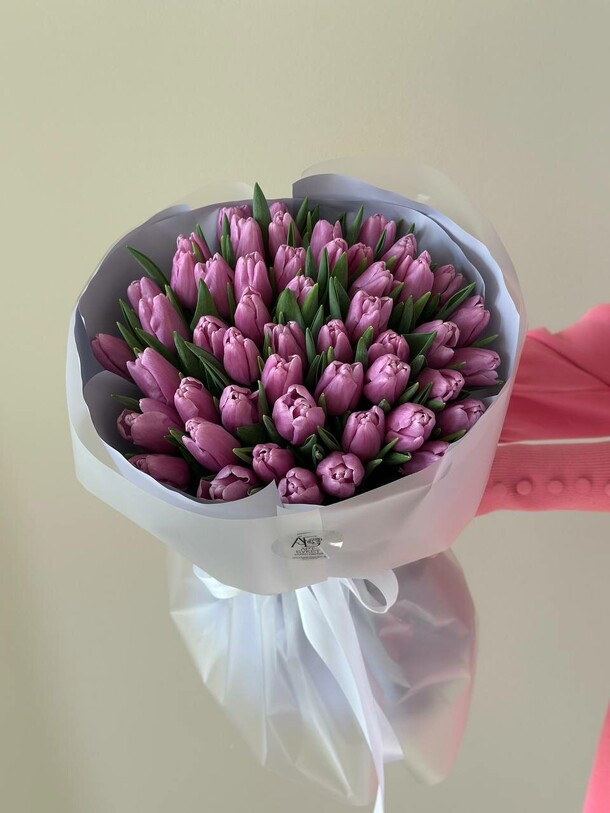 51 сиреневый тюльпан, артикул F1389004 - 10690 рублей, доставка по городу. Flawery - доставка цветов