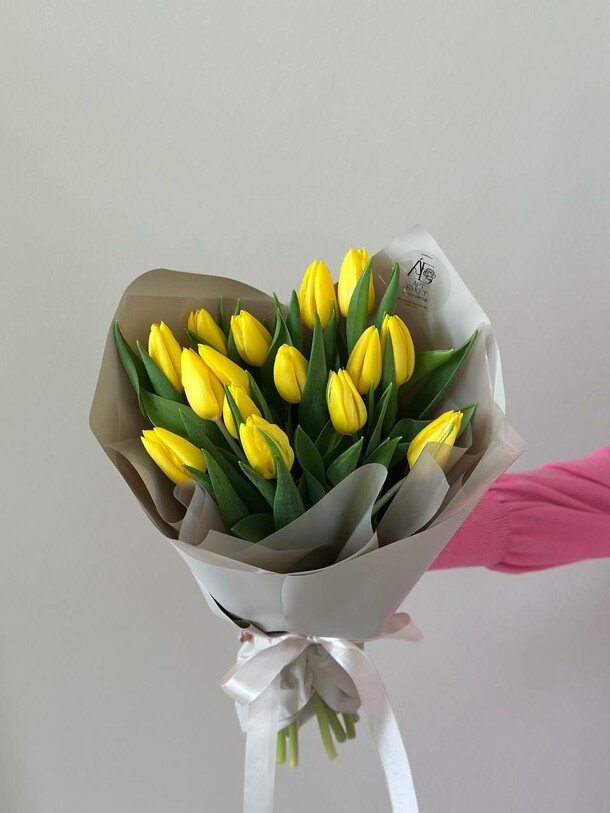 15 желтых тюльпанов, артикул F1389006 - 4000 рублей, доставка по городу. Flawery - доставка цветов