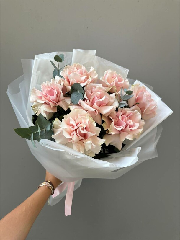 7 розовых французских роз с эвкалиптом, артикул F1418560 - 4650 рублей, доставка по городу. Flawery - доставка цветов