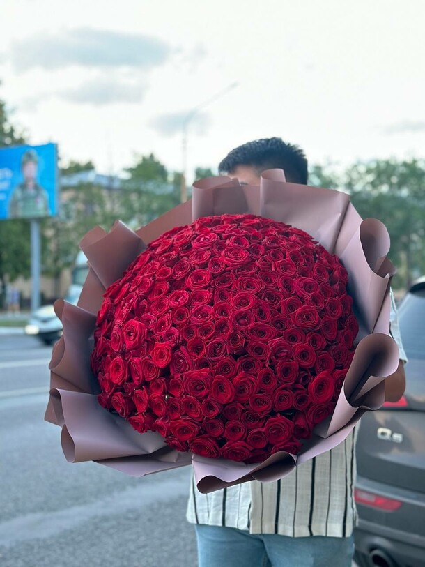 201 красная роза 50см, артикул F1418562 - 55000 рублей, доставка по городу. Flawery - доставка цветов