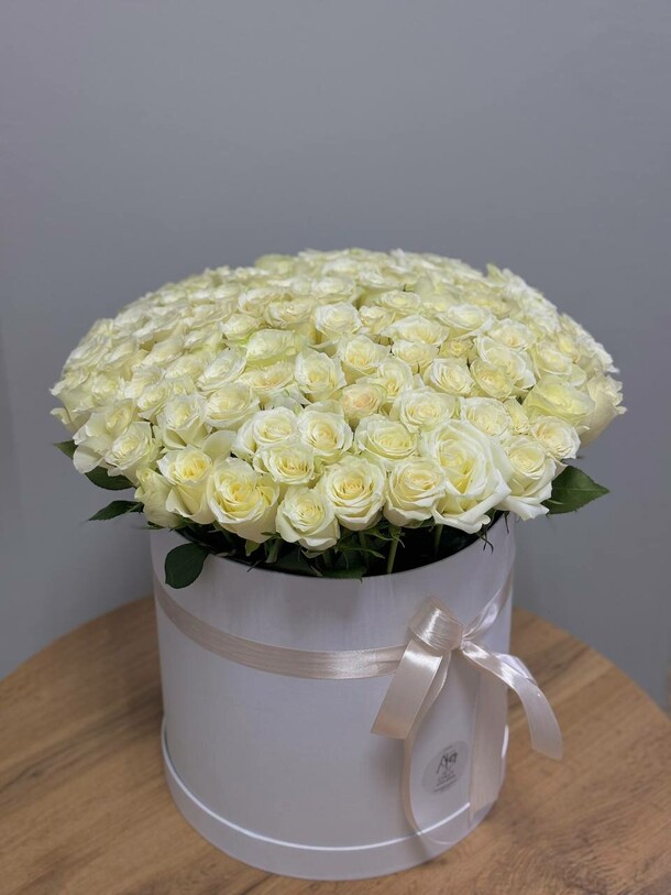 101 белая роза в коробке, артикул F1419058 - 16850 рублей, доставка по городу. Flawery - доставка цветов