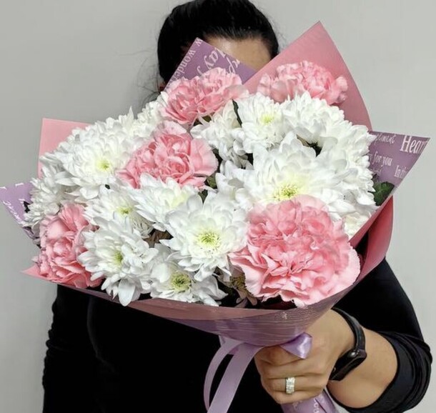 Букет , хризантема с диантусом, артикул F1399011 - 3300 рублей, доставка по городу. Flawery - доставка цветов