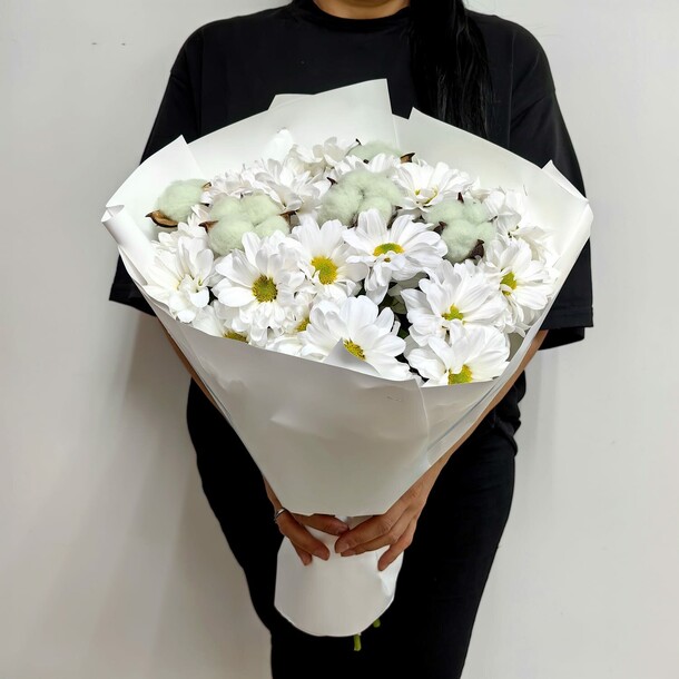 Букет авторский хризантема с хлопком, артикул F1399300 - 3500 рублей, доставка по городу. Flawery - доставка цветов