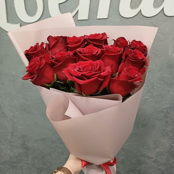 Букет из 13 бордовых роз, артикул F1480585 - 5350 рублей, доставка по городу. Flawery - доставка цветов