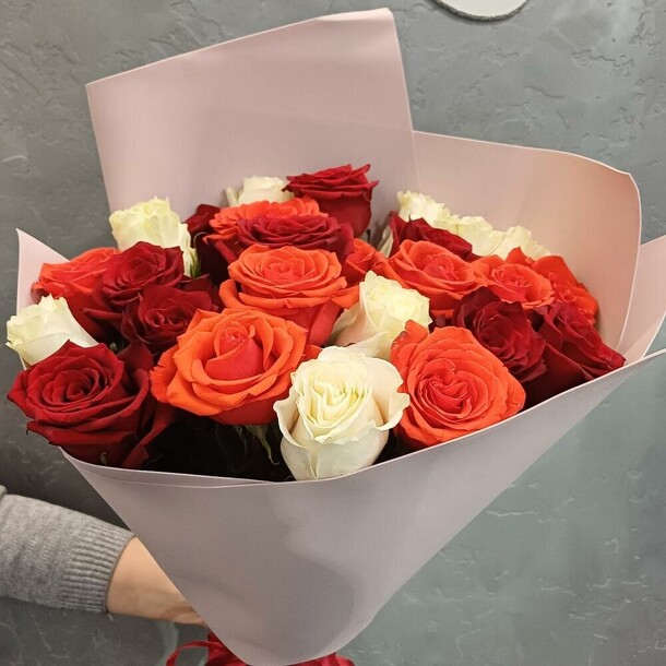 Букет из роз микс 25 шт, артикул F1481027 - 11750 рублей, доставка по городу. Flawery - доставка цветов