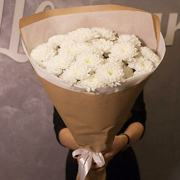 Букет из 7 белых хризантем в крафте, артикул F1481032 - 3900 рублей, доставка по городу. Flawery - доставка цветов