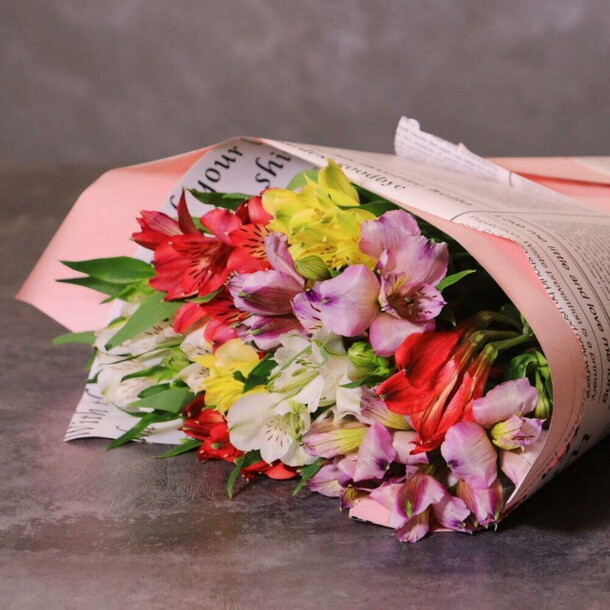 Букет из разноцветных альстромерий, артикул F1481050 - 3700 рублей, доставка по городу. Flawery - доставка цветов