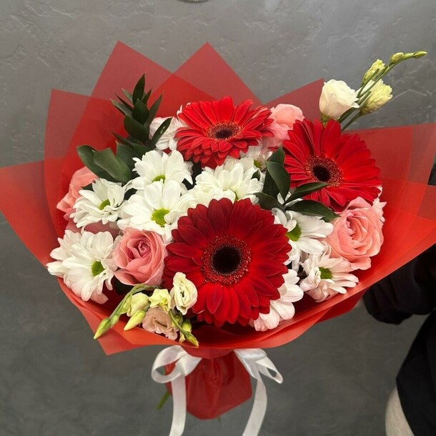 Сборный букет "яркий", артикул F1481848 - 6500 рублей, доставка по городу. Flawery - доставка цветов