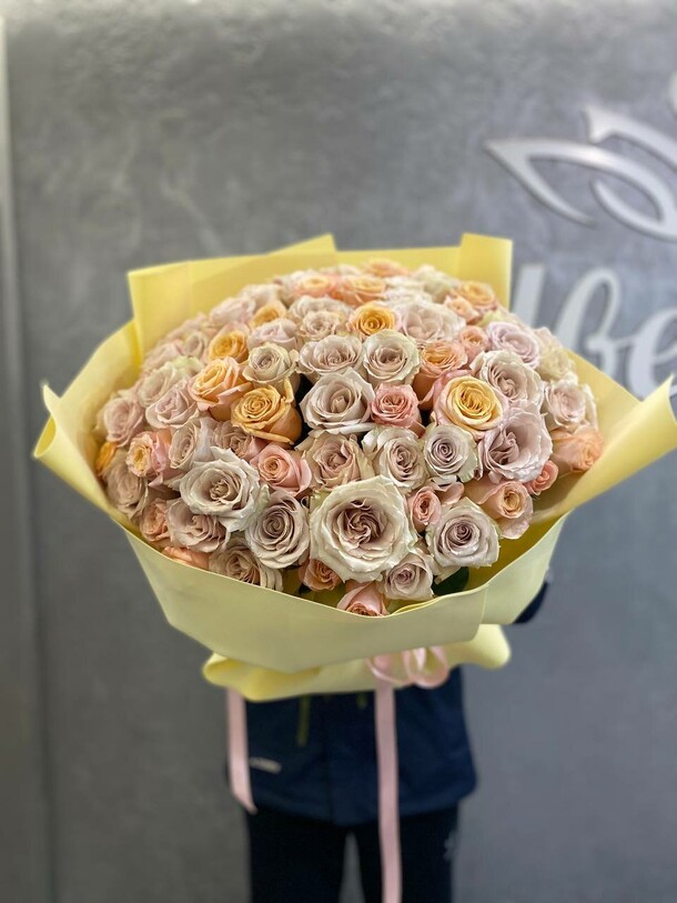 101 роза микс, артикул F1486834 - 36350 рублей, доставка по городу. Flawery - доставка цветов