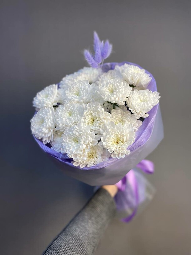 5 хризантем, артикул F1364360 - 3600 рублей, доставка по городу. Flawery - доставка цветов