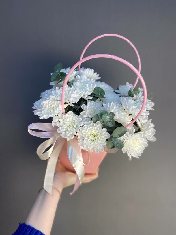 Сумочка с хризантемой, артикул F1365344 - 2500 рублей, доставка по городу. Flawery - доставка цветов