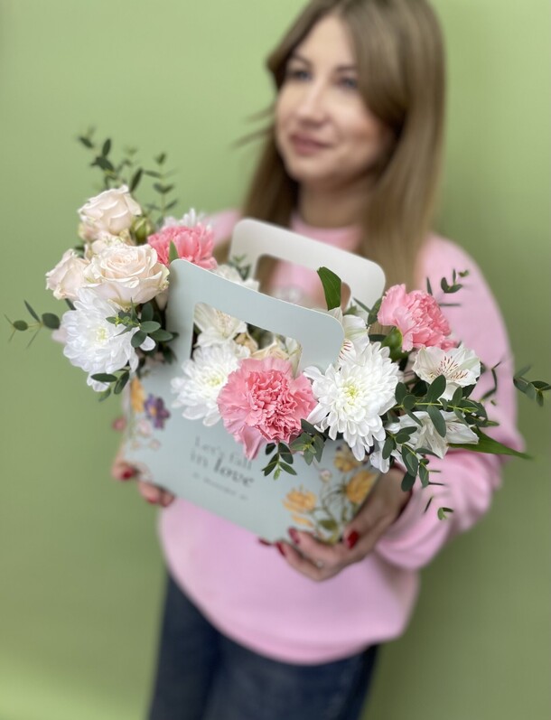 Композиция в сумочке «свежий ветер», артикул F1384297 - 3200 рублей, доставка по городу. Flawery - доставка цветов