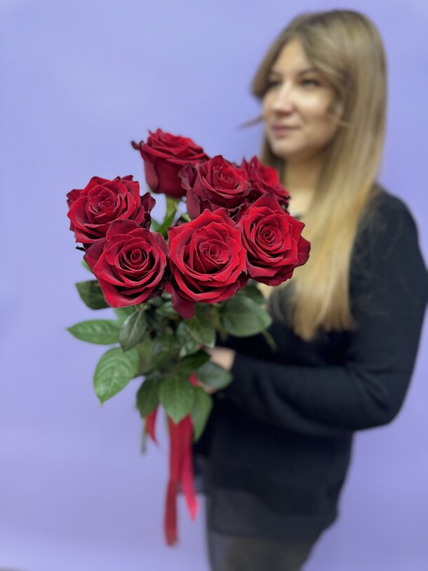 7 красных роз под ленту, артикул F1394365 - 3900 рублей, доставка по городу. Flawery - доставка цветов