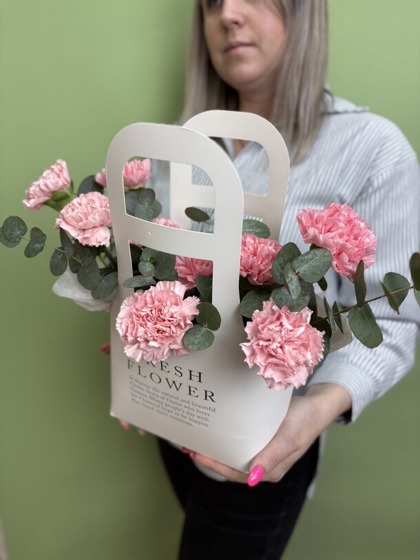 Сумочка с диантусами и эвкалиптом, артикул F1423118 - 3800 рублей, доставка по городу. Flawery - доставка цветов