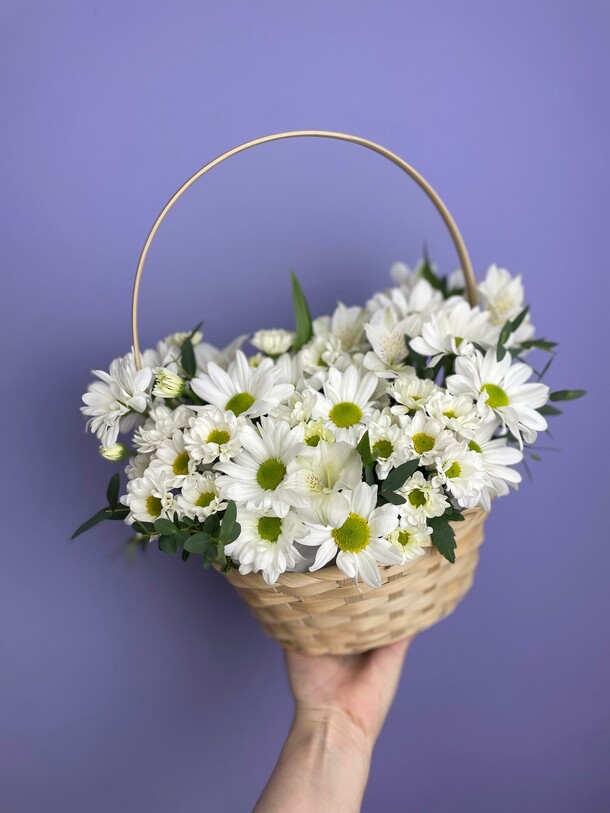 Корзина с ромашками, артикул F1427202 - 4500 рублей, доставка по городу. Flawery - доставка цветов