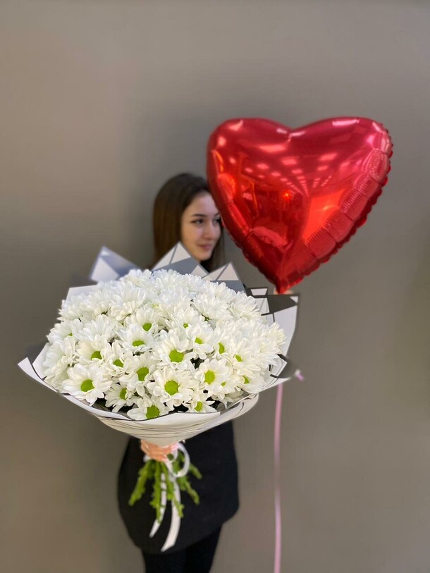 Комбо букет +  шар, артикул F1250405 - 6500 рублей, доставка по городу. Flawery - доставка цветов