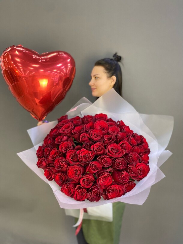 Розы и шарик, артикул F1253055 - 31000 рублей, доставка по городу. Flawery - доставка цветов