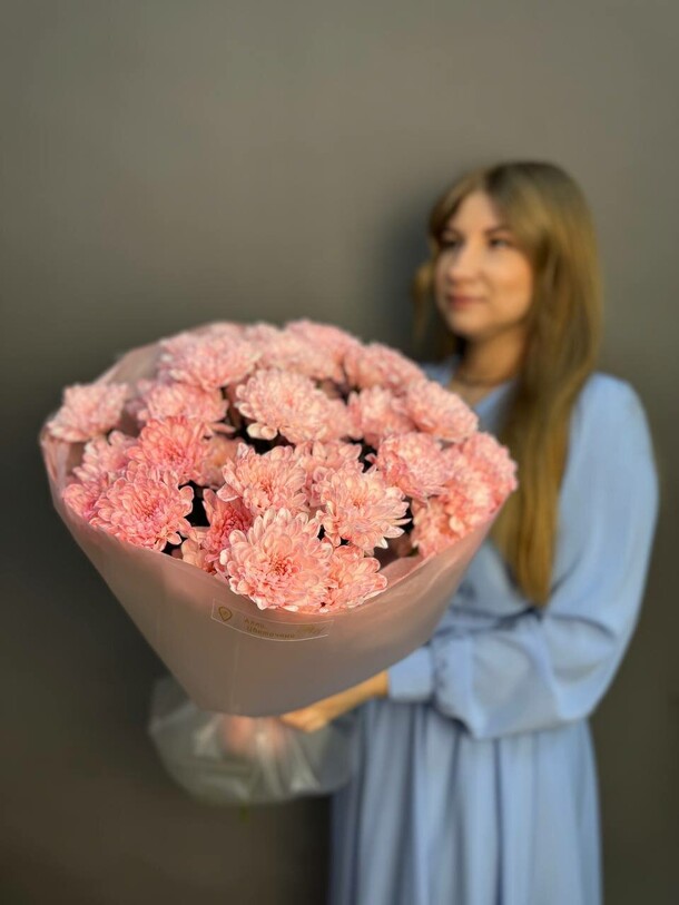 7 кустовых хризантем в оформлении, артикул F1398268 - 4800 рублей, доставка по городу. Flawery - доставка цветов