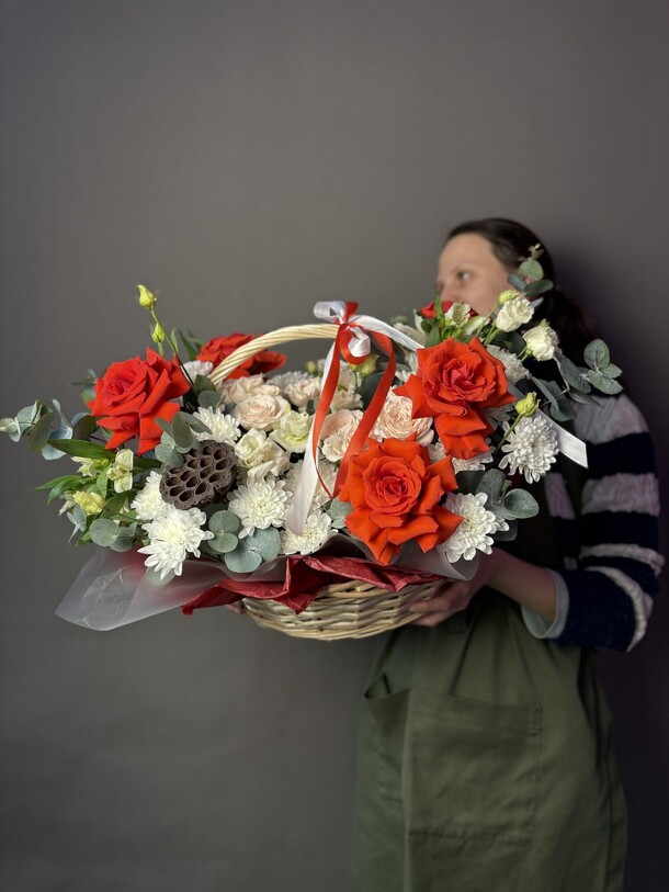 Корзина с французскими розами, артикул F1487344 - 16000 рублей, доставка по городу. Flawery - доставка цветов