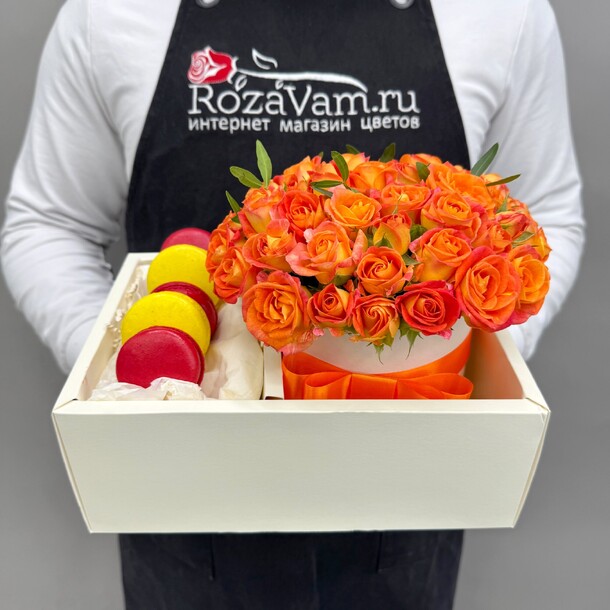 Макаруны и кустовые розы в подарочном боксе q111, артикул F1480806 - 4700 рублей, доставка по городу. Flawery - доставка цветов