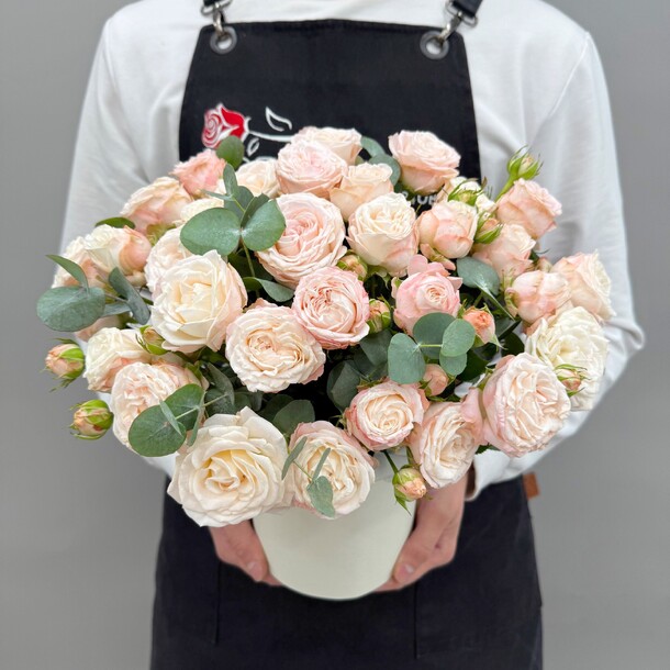 Розы пионовидные бомбастик с эвкалиптом в коробке q118, артикул F1482685 - 4700 рублей, доставка по городу. Flawery - доставка цветов