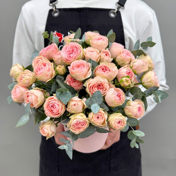 Розы пионовидные кети с эвкалиптом в коробке q120, артикул F1482828 - 4600 рублей, доставка по городу. Flawery - доставка цветов