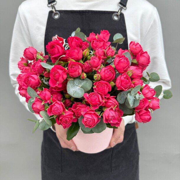 Розы пионовидные голландец с эвкалиптом в коробке  q119, артикул F1482974 - 5800 рублей, доставка по городу. Flawery - доставка цветов