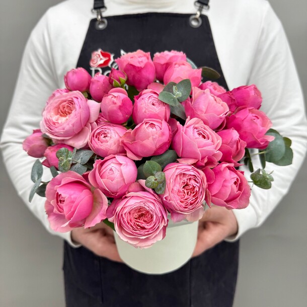 Розы пионовидные сильва пинк с эвкалиптом в мини коробке q114, артикул F1496894 - 4599 рублей, доставка по городу. Flawery - доставка цветов