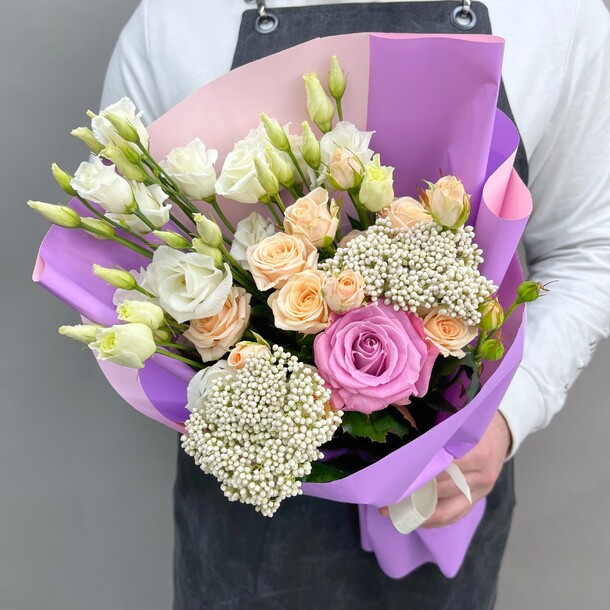 Розы, эустомы с озотамнусом в букете 50 см q207, артикул F1506252 - 5900 рублей, доставка по городу. Flawery - доставка цветов