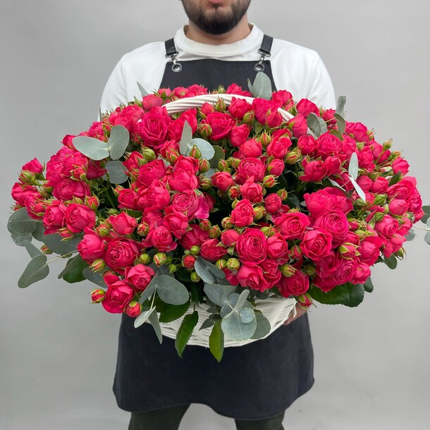 Q158 корзина кустовых пион роз c эвкалиптом, артикул F1511080 - 16799 рублей, доставка по городу. Flawery - доставка цветов