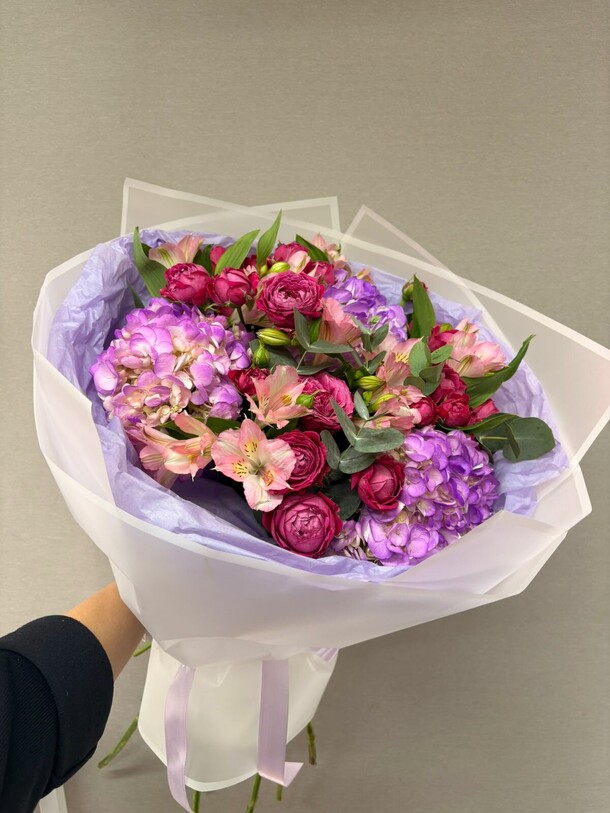 Букет гортензия альстромерия роза, артикул F1483379 - 9019 рублей, доставка по городу. Flawery - доставка цветов