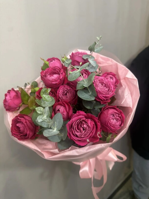 Букет малиновых кустовых роз с эвкалиптом ❣️, артикул F1536282 - 3486 рублей, доставка по городу. Flawery - доставка цветов