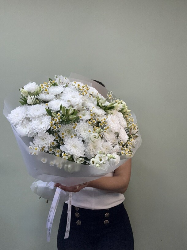 Букет с кустовой хризантемой и эустомой, артикул F1491689 - 10100 рублей, доставка по городу. Flawery - доставка цветов