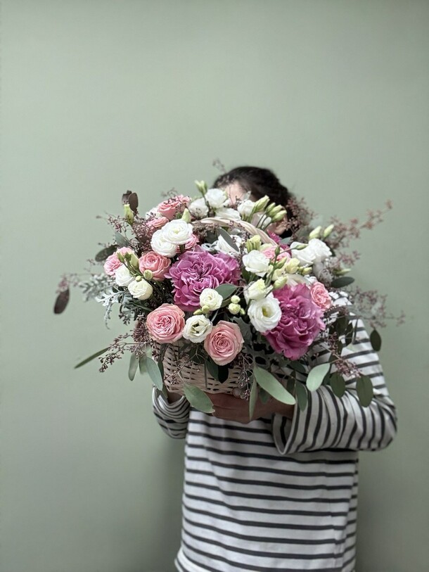 Корзина с розой, артикул F1491696 - 8200 рублей, доставка по городу. Flawery - доставка цветов