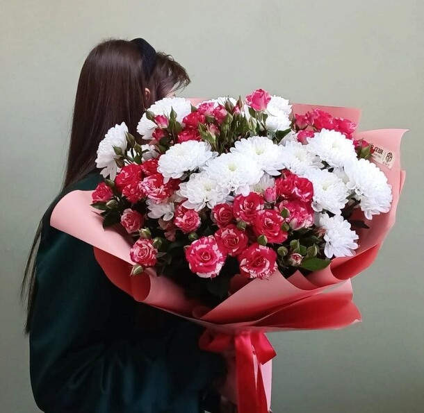 Букет с хризантемой и кустовой розой, артикул F1491710 - 5500 рублей, доставка по городу. Flawery - доставка цветов