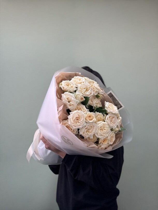 Монобукет кустовых роз, артикул F1491723 - 3500 рублей, доставка по городу. Flawery - доставка цветов