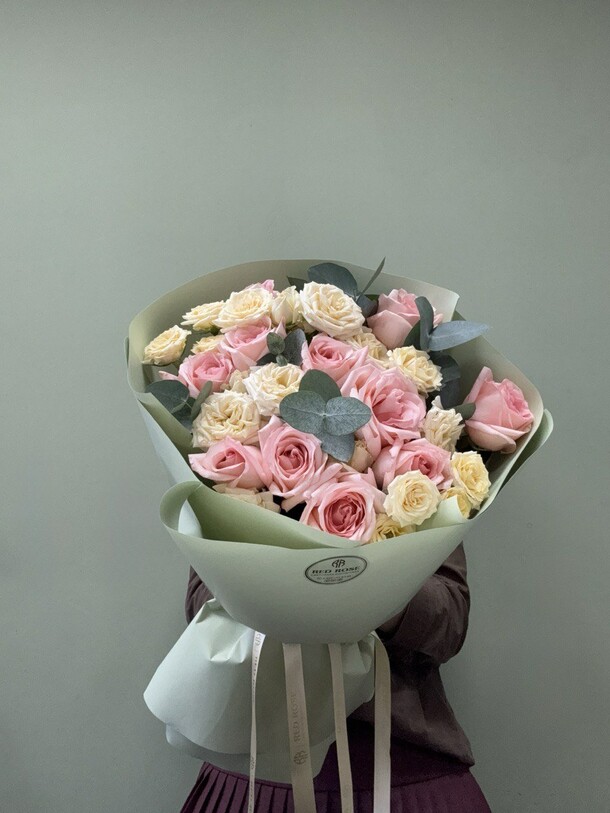 Букет с розами, артикул F1491740 - 7360 рублей, доставка по городу. Flawery - доставка цветов