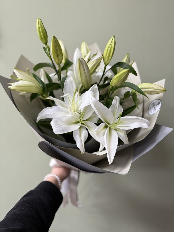 Букет лилий, артикул F1491763 - 4050 рублей, доставка по городу. Flawery - доставка цветов