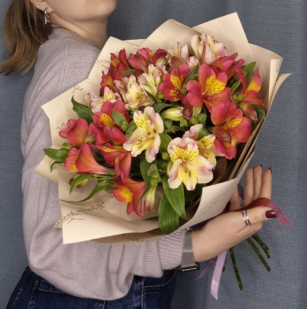 Яркая альстромерия, артикул F1488030 - 3690 рублей, доставка по городу. Flawery - доставка цветов