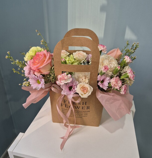 Сумочка свежих цветочков 🥰, артикул F1488034 - 3900 рублей, доставка по городу. Flawery - доставка цветов