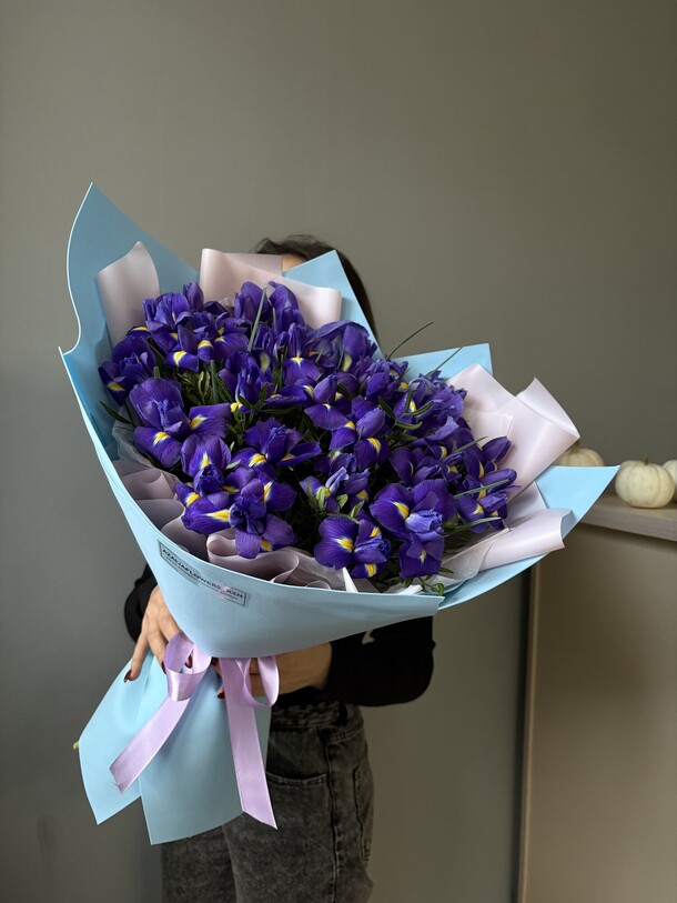 Ароматные ирисы, артикул F1484796 - 12250 рублей, доставка по городу. Flawery - доставка цветов