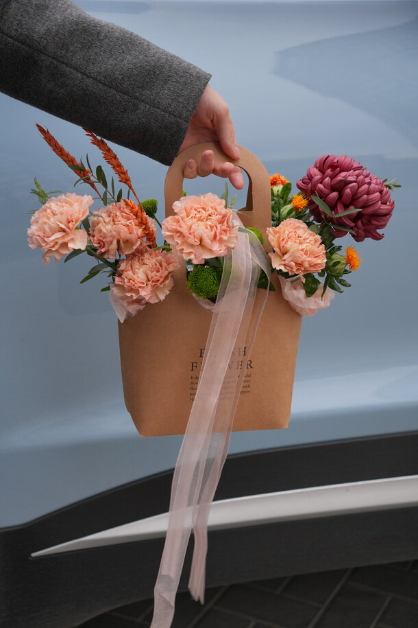 Композиция в крафтовой сумке, артикул F1484861 - 3900 рублей, доставка по городу. Flawery - доставка цветов